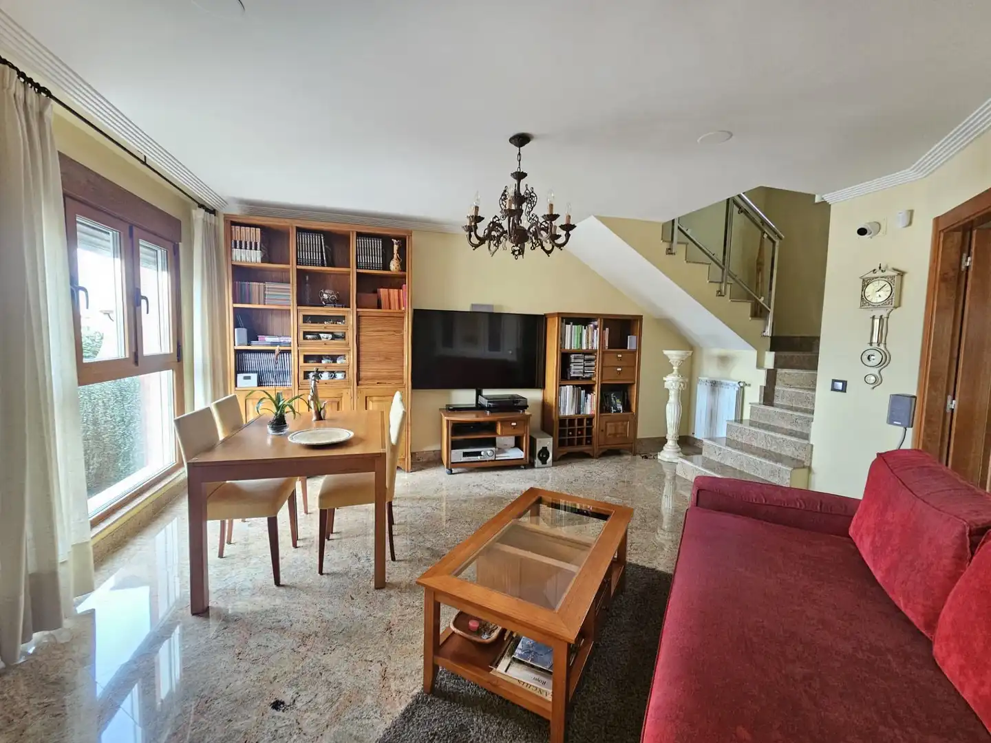 Sala d'estar de Casa adosada en venda en Villamayor amb Calefacció, Parquet i Traster