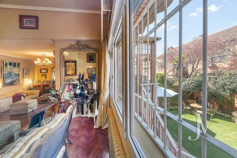 Menjador de Casa adosada en venda en Madrid amb Calefacció, Jardí privat i Terrassa