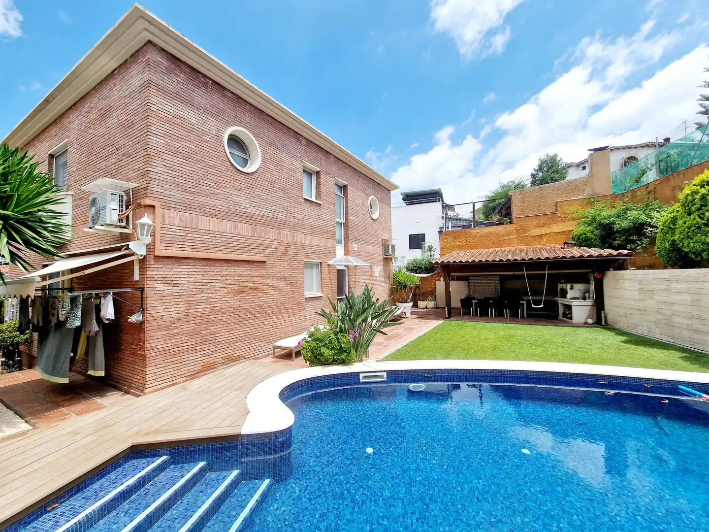 Piscina de Casa o xalet en venda en Sant Boi de Llobregat amb Aire condicionat, Calefacció i Moblat