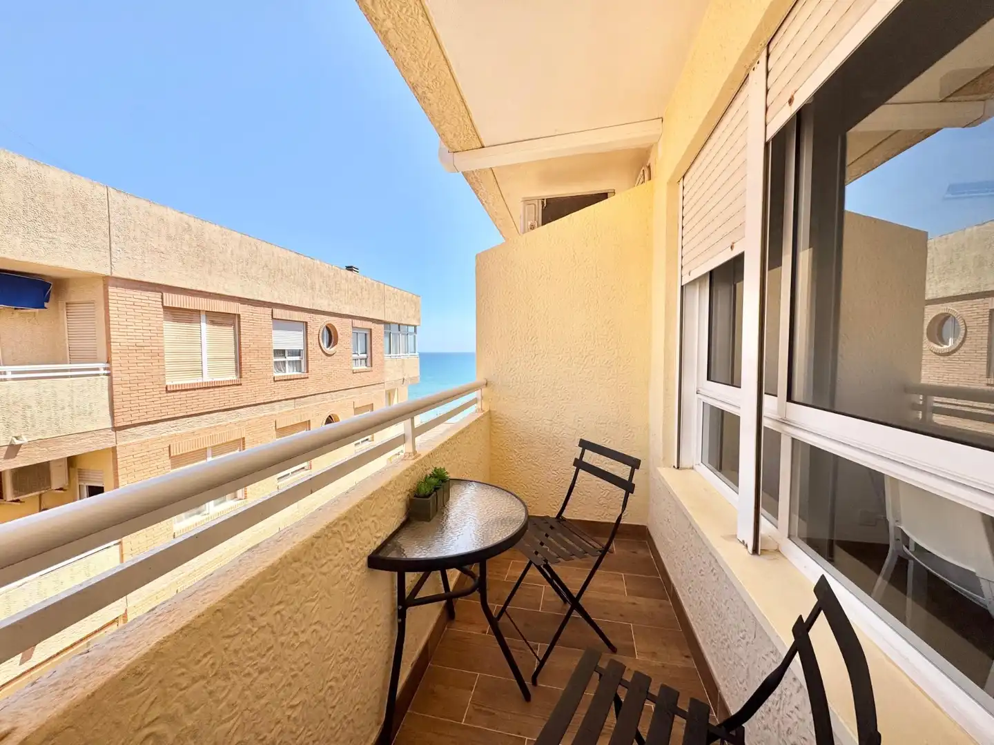 Terrassa de Apartament de lloguer en Guardamar del Segura amb Aire condicionat, Moblat i Rentadora