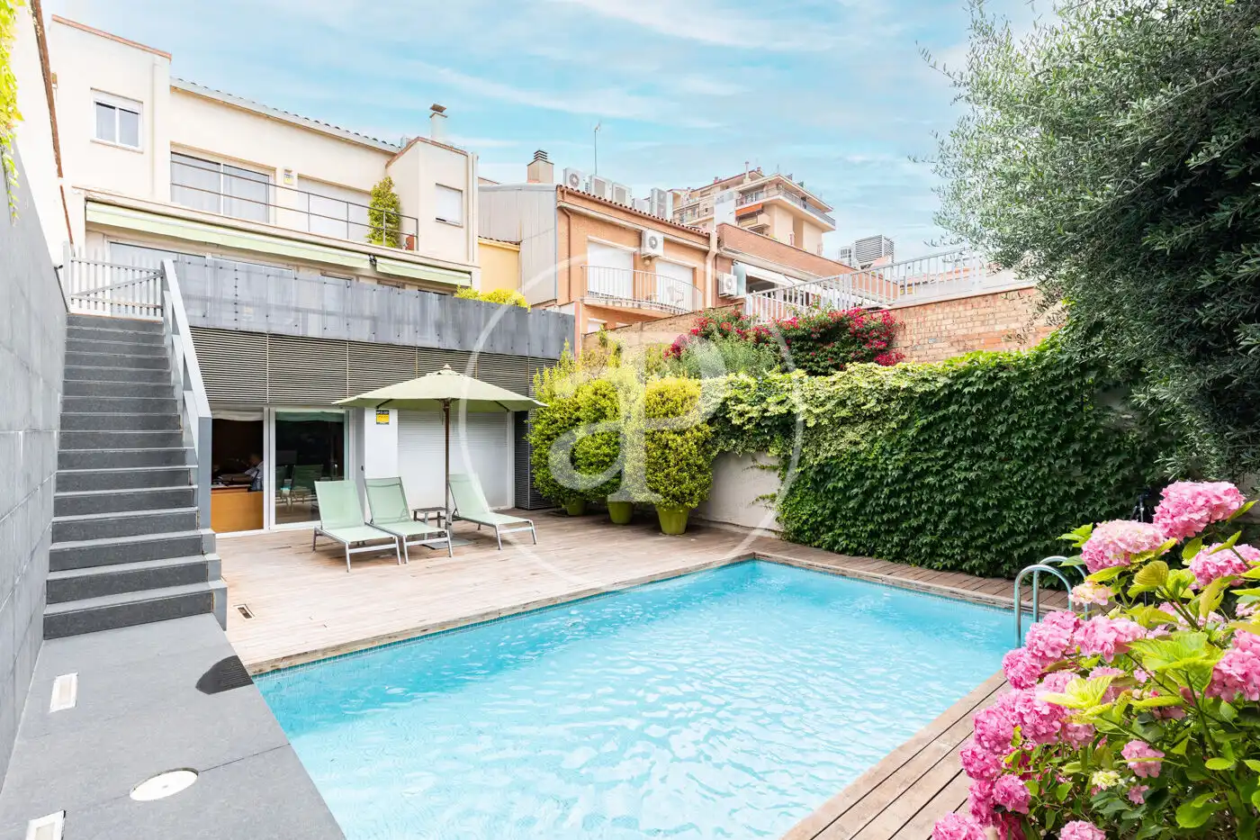 Piscina de Casa adosada en venda en Sabadell amb Aire condicionat, Calefacció i Jardí privat