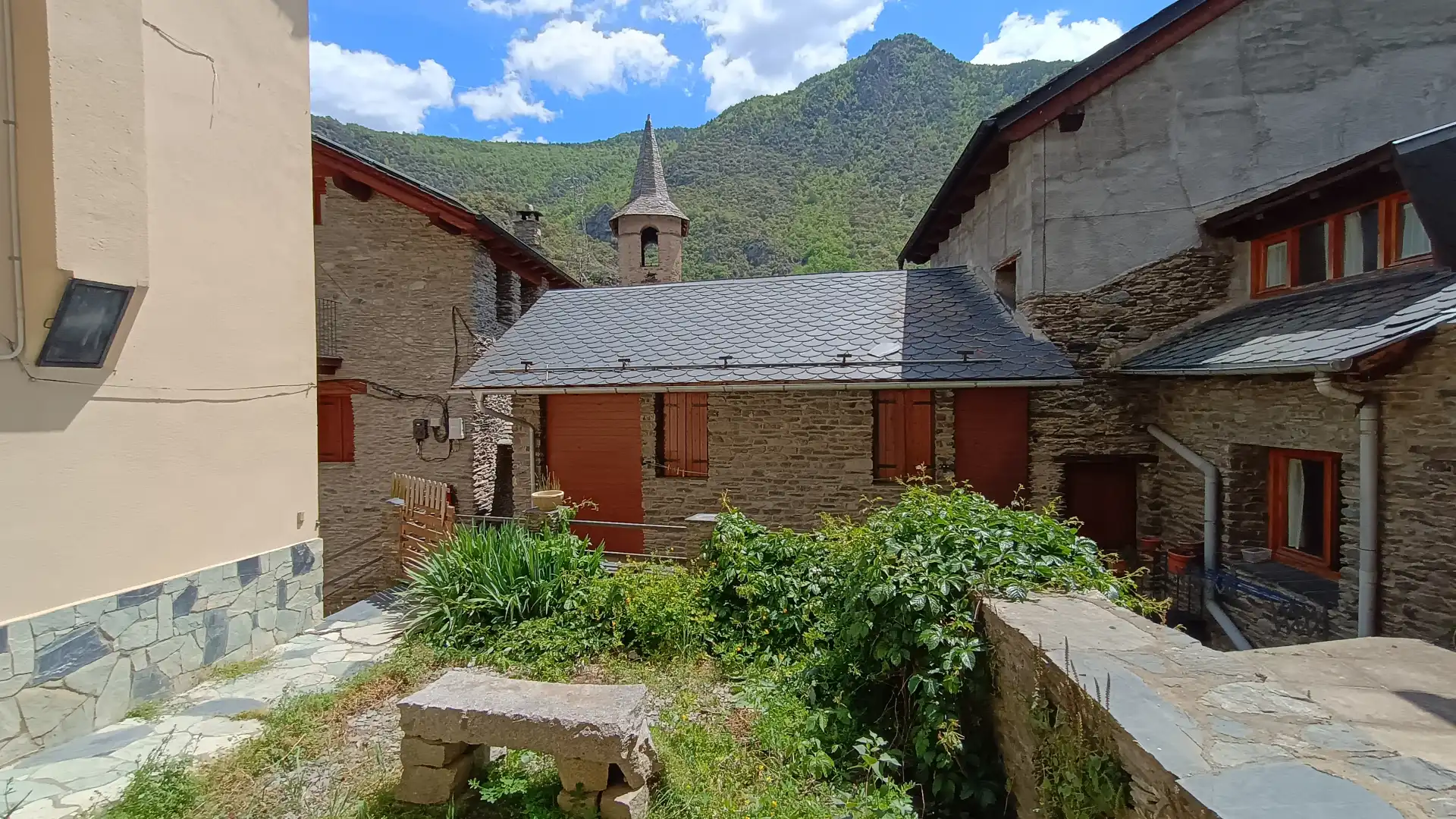 Vista exterior de Casa o xalet en venda en Vall de Cardós amb Calefacció, Jardí privat i Parquet