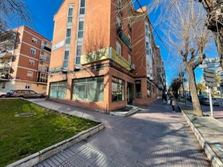Local de lloguer a Avenida del Doctor Martín Vegue Jaύdenes, 17, Santos