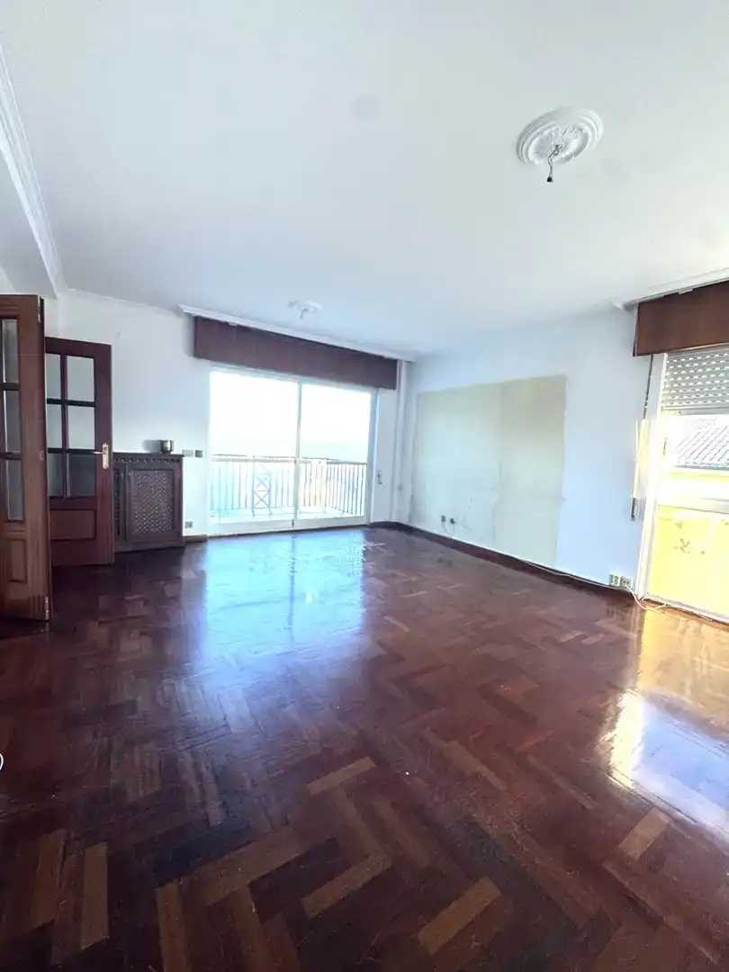 Wohnzimmer von Wohnung zum Verkauf in Teo mit Klimaanlage, Schwimmbad und Balkon