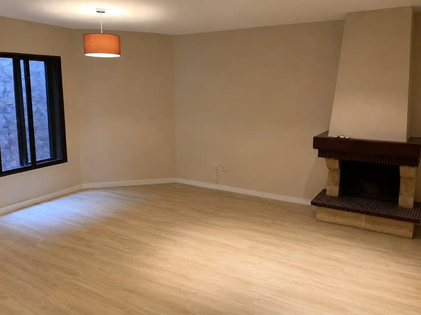 Sala de estar de Casa adosada de alquiler en Boadilla del Monte con Aire acondicionado, Calefacción y Jardín privado