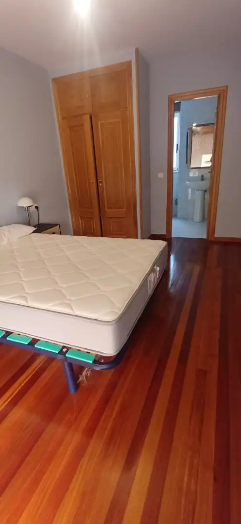 Habitación de Piso de alquiler en Santiago de Compostela  con Calefacción, Jardín privado y Trastero