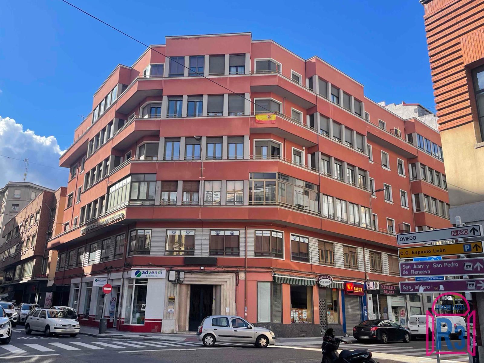 Vista exterior de Pis en venda en León Capital  amb Calefacció i Traster