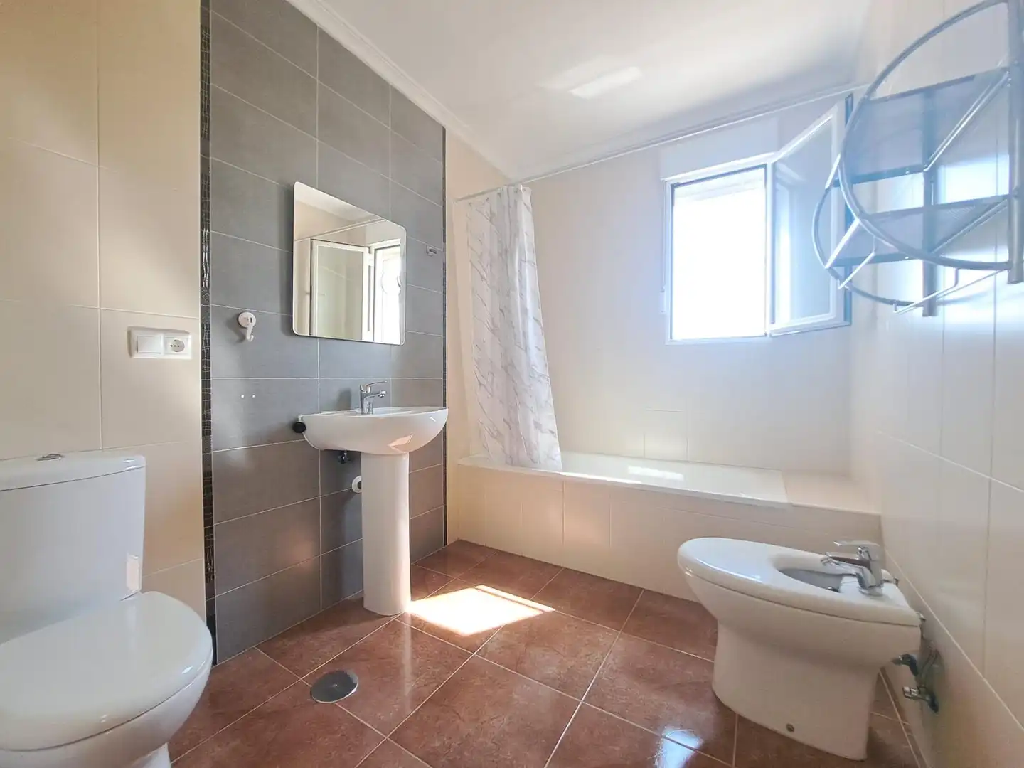 Baño de Casa adosada en venta en Requena con Calefacción, Terraza y Trastero