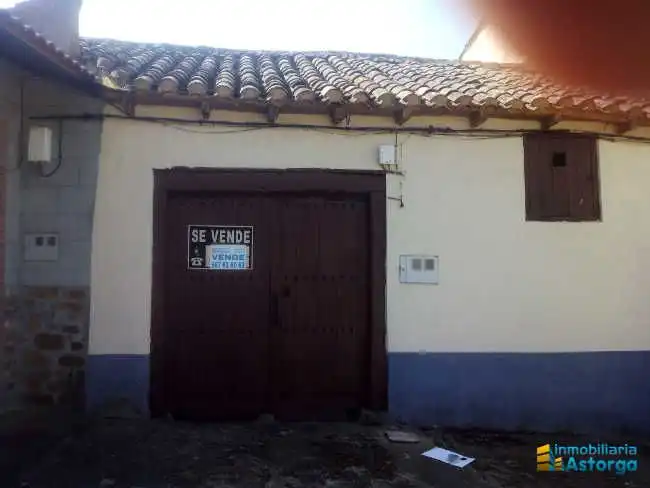 Vista exterior de Casa o xalet en venda en Villaobispo de Otero amb Jardí privat