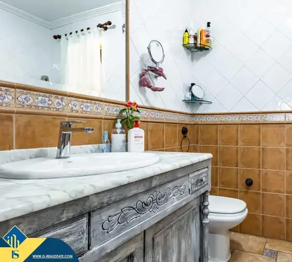 Bany de Casa o xalet en venda en Torrevieja amb Jardí privat, Terrassa i Moblat