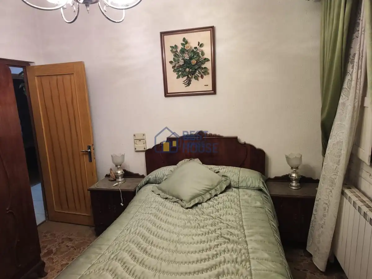 Dormitori de Casa o xalet en venda en León Capital  amb Calefacció, Jardí privat i Parquet