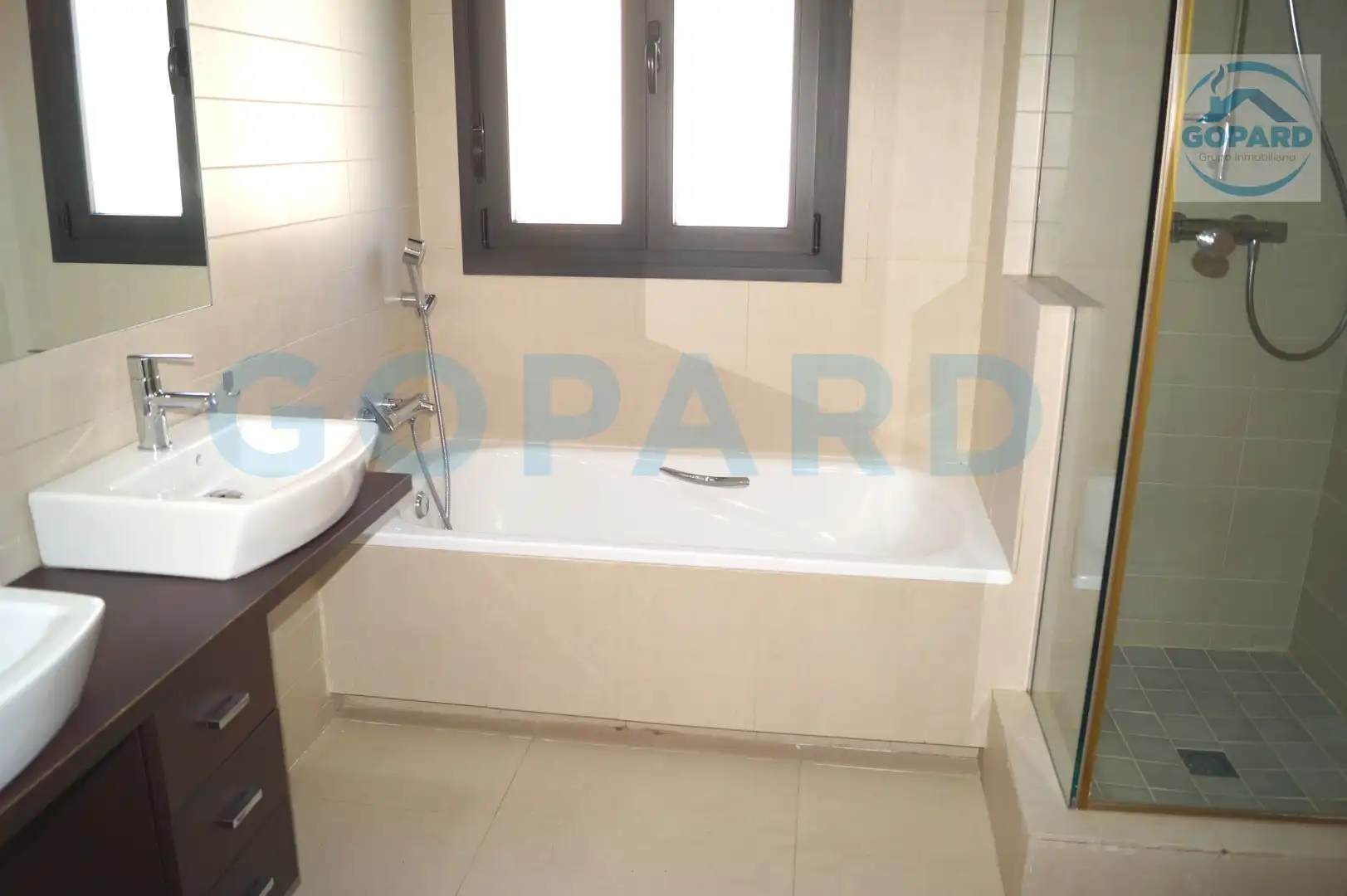 Baño de Casa adosada de alquiler en Villanueva de la Cañada con Aire acondicionado, Calefacción y Jardín privado