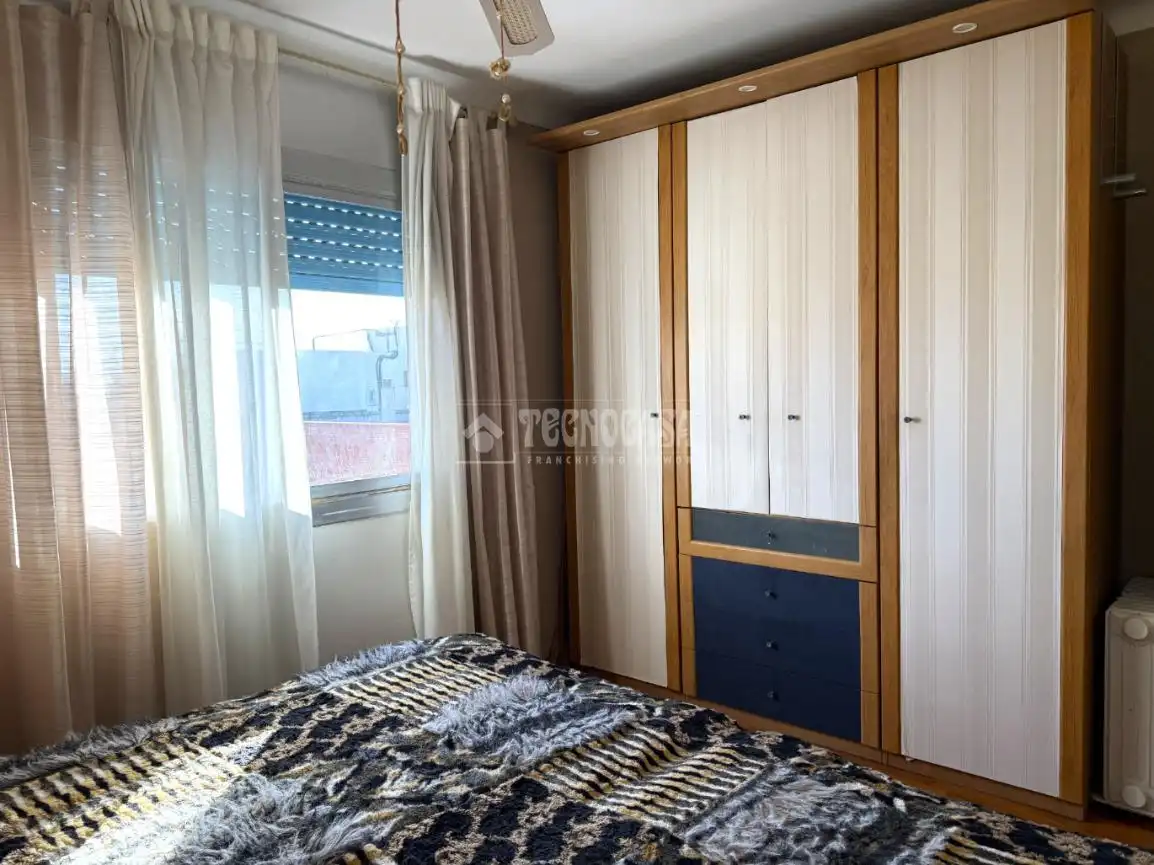 Schlafzimmer von Dachboden zum Verkauf in Vilanova i la Geltrú mit Parkett, Terrasse und Möbliert