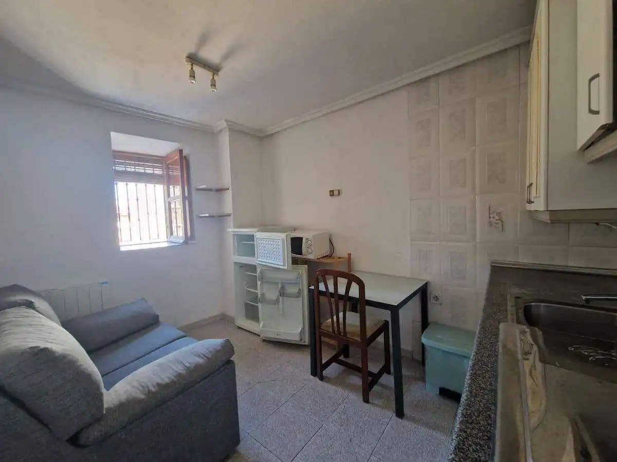Dormitori de Apartament de lloguer en Salamanca amb Calefacció i Moblat