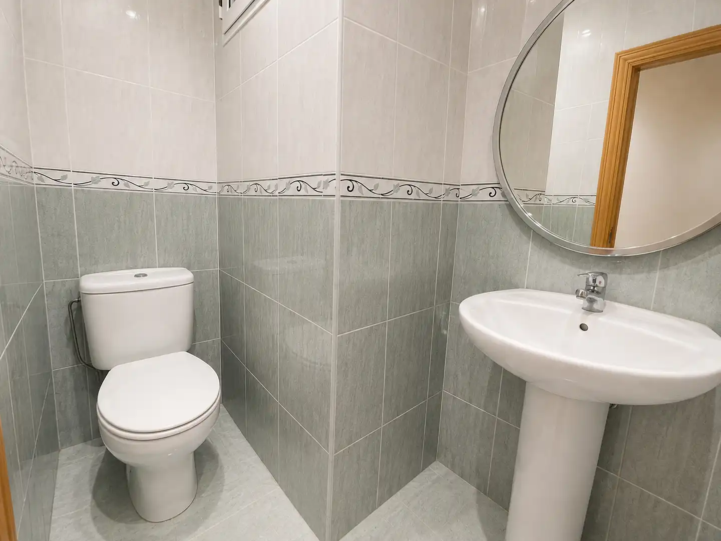 Bathroom of Flat for sale in Patraix