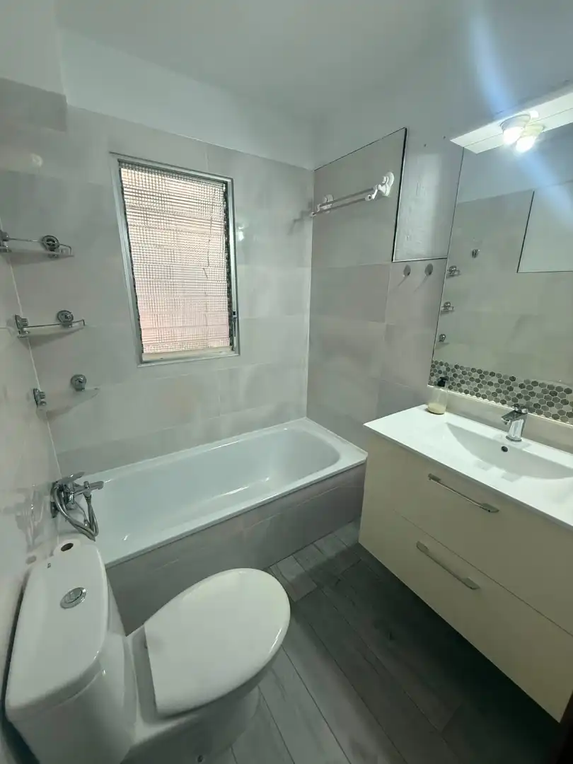 Badezimmer von Wohnung zur Miete in Alicante / Alacant mit Möbliert, Ofen und Waschmaschine