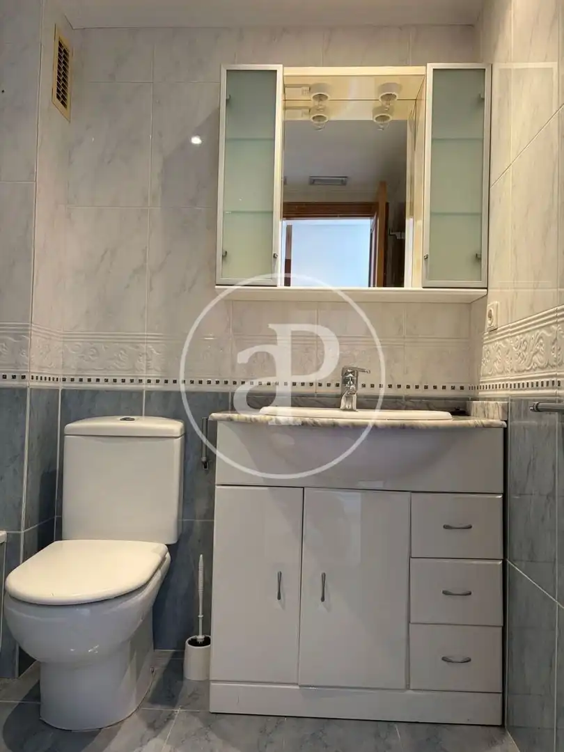 Baño de Piso de alquiler en Valencia con Aire acondicionado, Calefacción y Jardín privado
