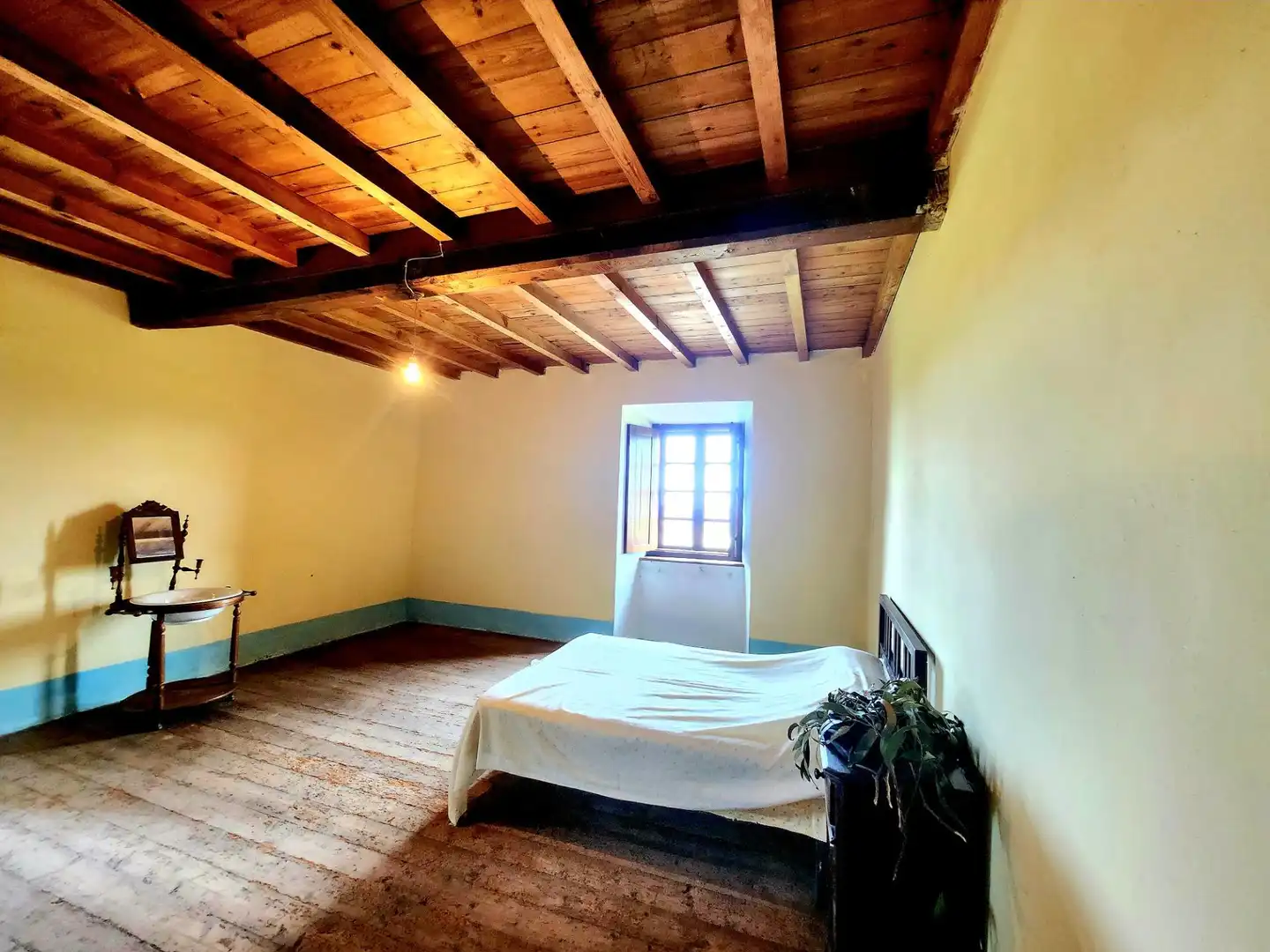 Schlafzimmer von Country house zum Verkauf in Coaña mit Privatgarten, Abstellraum und Balkon