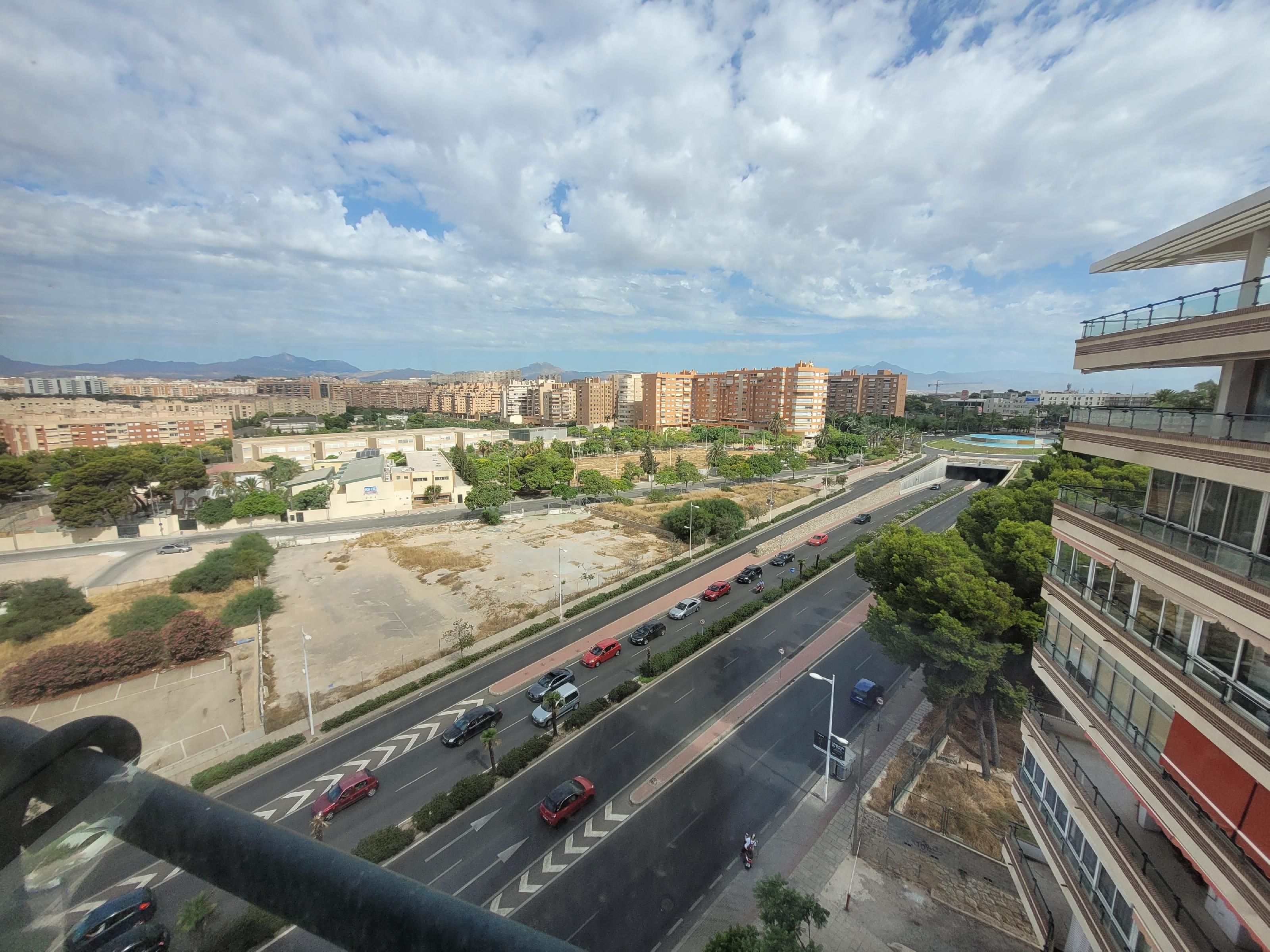 Vista exterior de Apartament en venda en Alicante / Alacant amb Aire condicionat, Jardí privat i Parquet