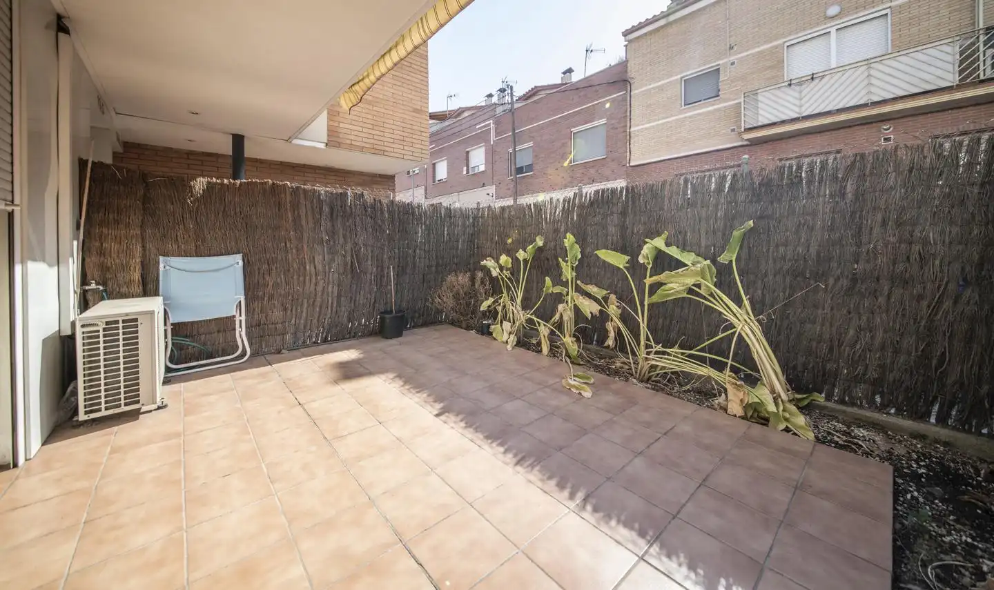 Terrasse von Einfamilien-Reihenhaus zum Verkauf in Rubí mit Heizung und Möbliert