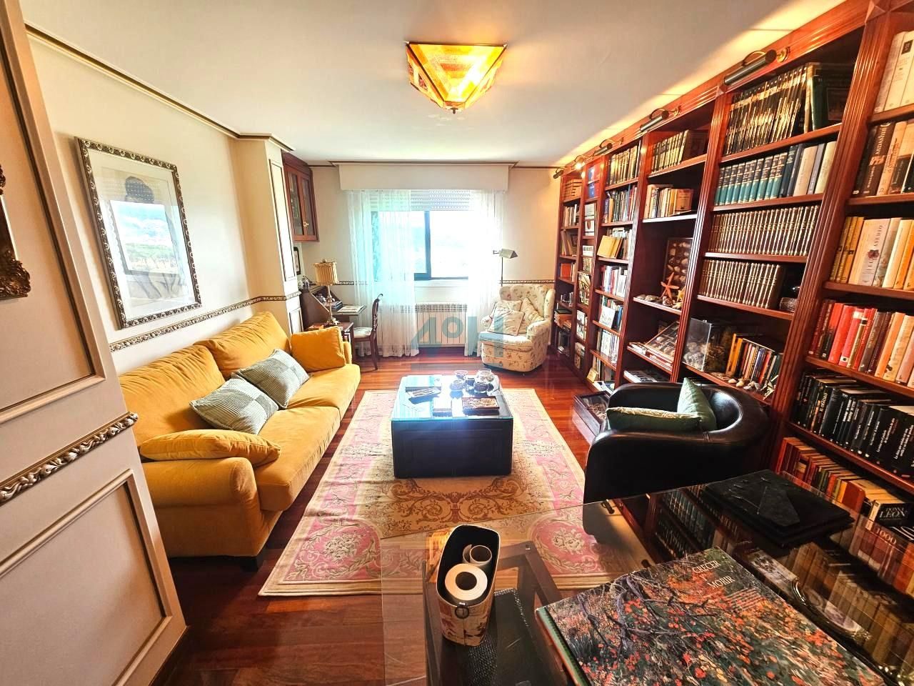 Sala d'estar de Dúplex en venda en Ourense Capital  amb Calefacció, Parquet i Terrassa