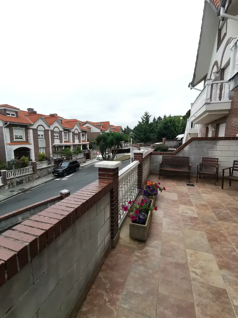 Vista exterior de Casa o xalet en venda en Castro-Urdiales amb Calefacció, Jardí privat i Terrassa