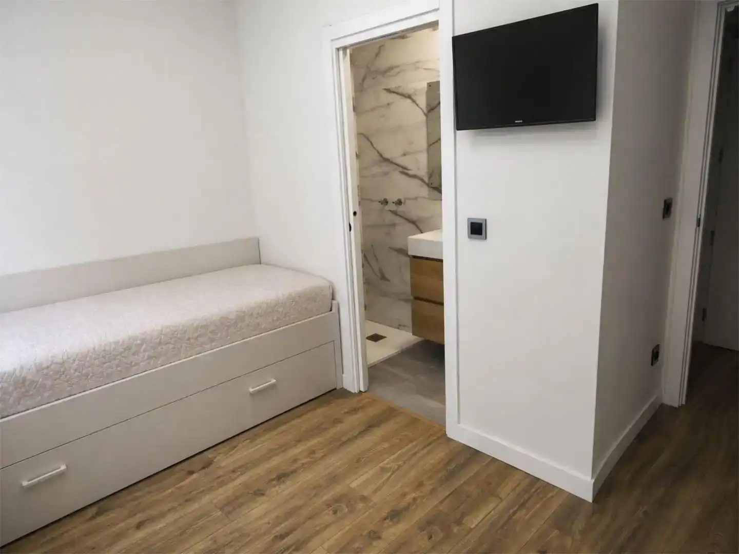 Dormitori de Apartament per a compartir en León Capital  amb Jardí privat, Parquet i Traster