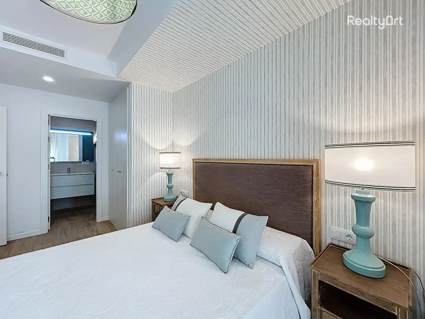 Bedroom of Flat for sale in Sevilla  with Air Conditioner and Furnished