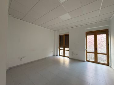 Oficina amb balcó de lloguer a Centro Urbano