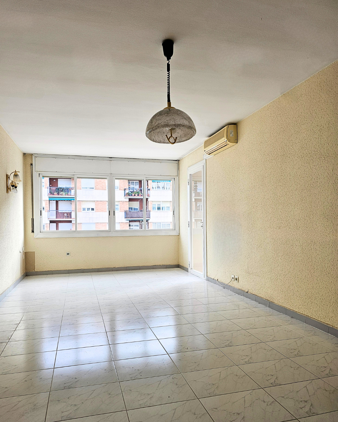 Living room of Flat for sale in Terrassa  with Air Conditioner and Terrace