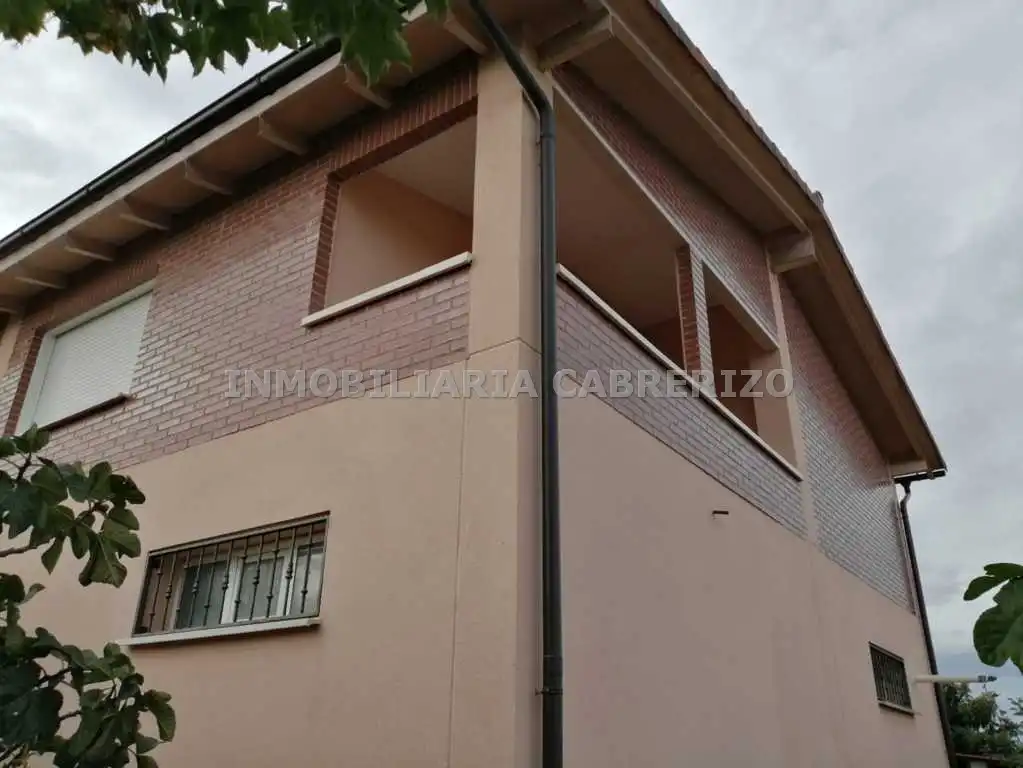 Vista exterior de Casa o chalet en venta en Alberite con Calefacción, Jardín privado y Parquet