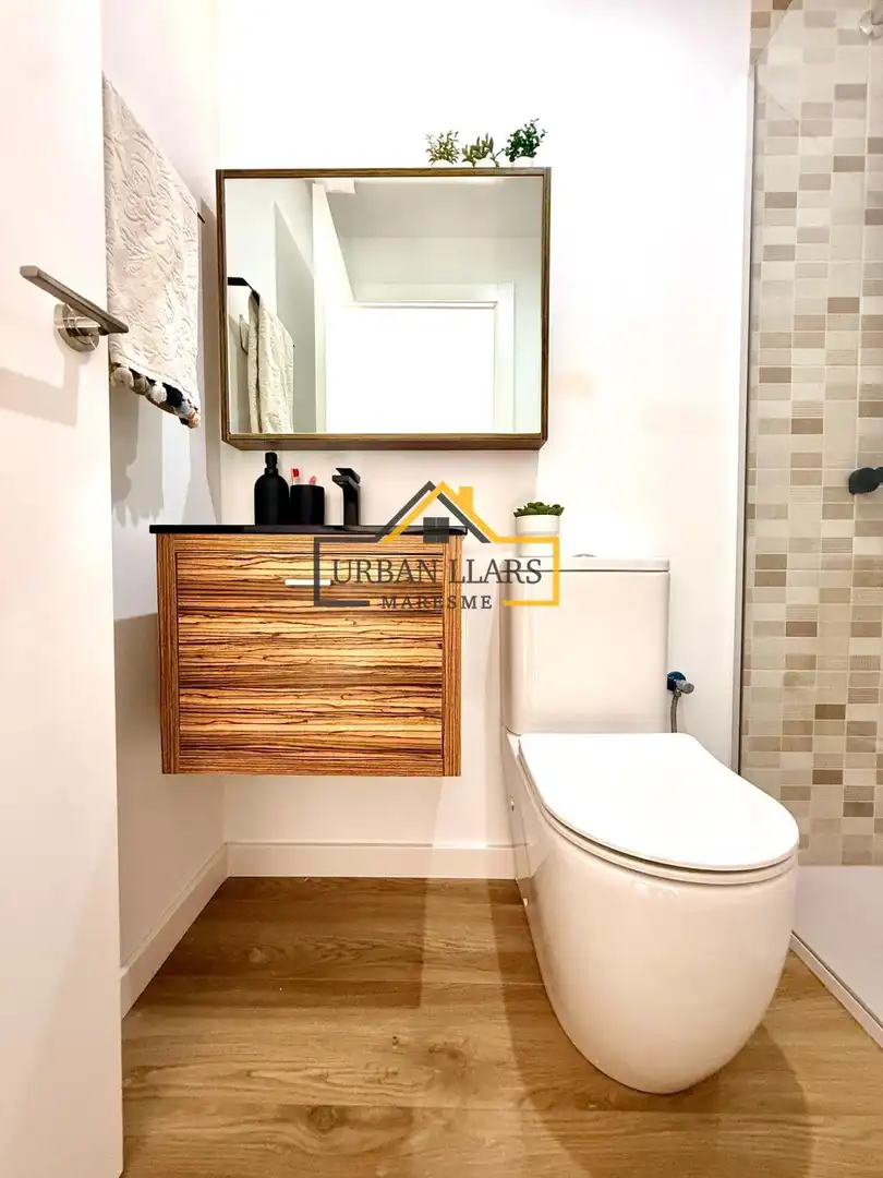 Badezimmer von Dachboden zum Verkauf in Mataró mit Klimaanlage, Heizung und Parkett