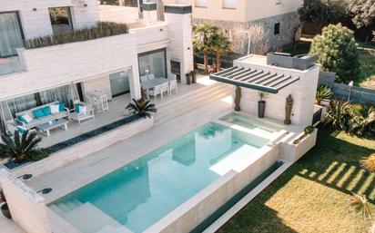 Piscina de Casa o xalet en venda en Sevilla la Nueva amb Aire condicionat, Calefacció i Jardí privat