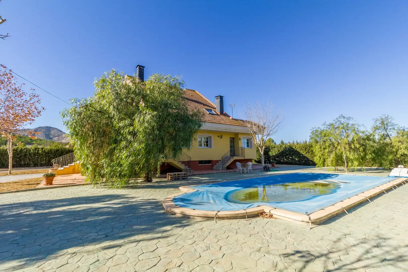 House with pool for sale in Yecla