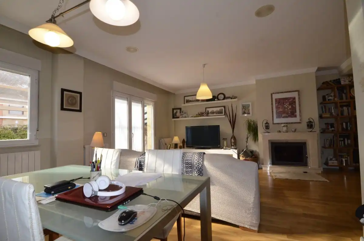 Sala de estar de Casa adosada en venta en Doñinos de Salamanca con Calefacción, Parquet y Terraza