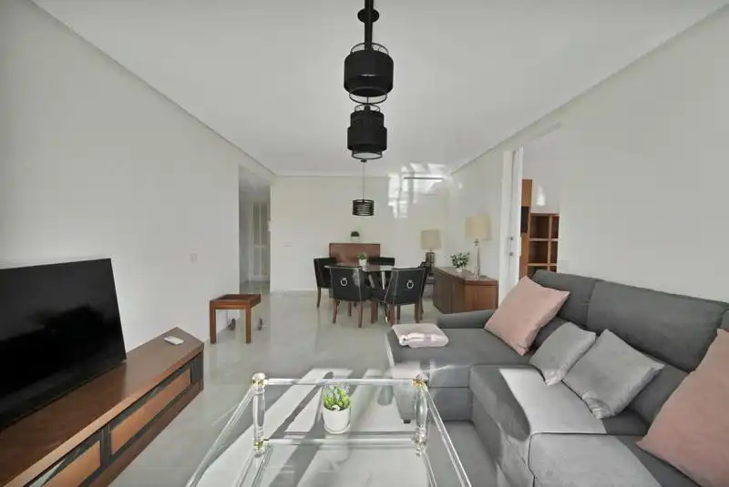Wohnzimmer von Wohnungen zur Miete in Marbella mit Klimaanlage, Heizung und Privatgarten