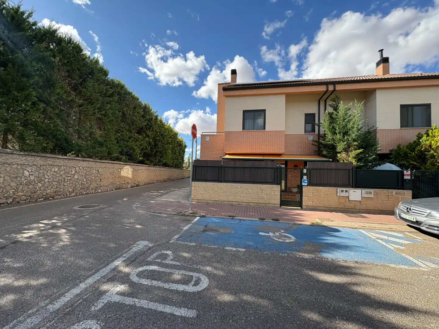 Vista exterior de Casa adosada en venta en Simancas con Aire acondicionado, Calefacción y Jardín privado