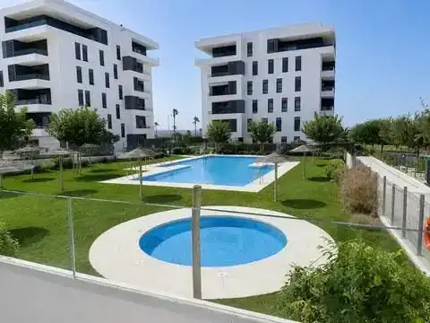 Schwimmbecken von Wohnung zur Miete in Dos Hermanas mit Klimaanlage, Terrasse und Balkon