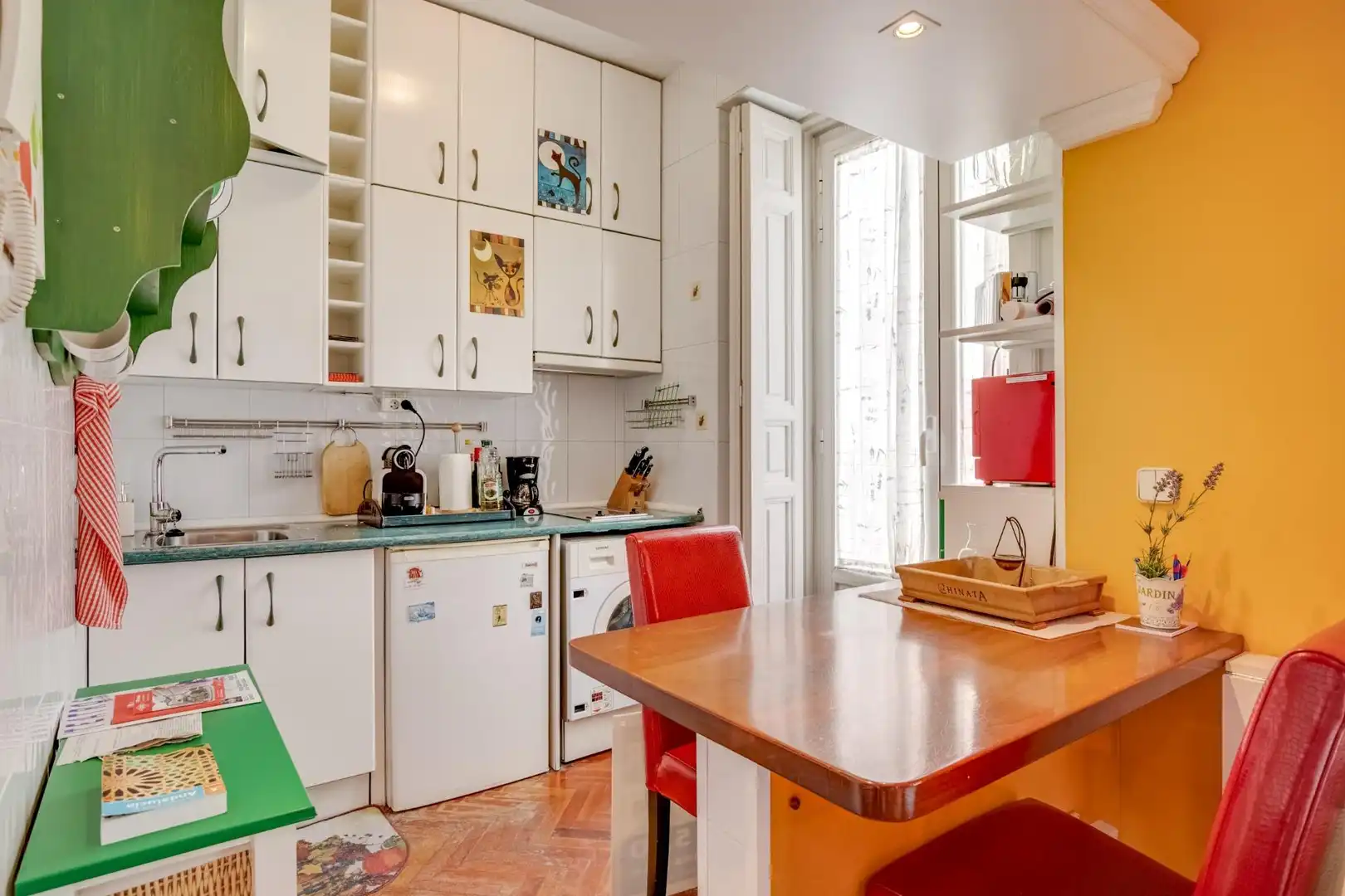 Cuina de Apartament de lloguer en Madrid amb Calefacció, Parquet i Balcó