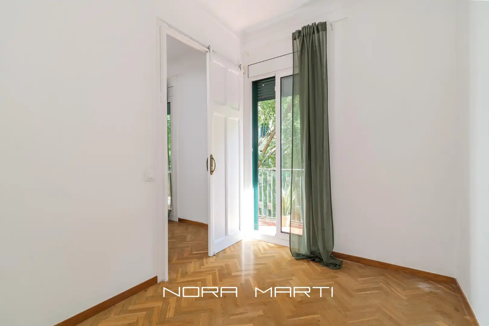 Schlafzimmer von Wohnung zum Verkauf in Barcelona mit Klimaanlage, Parkett und Terrasse