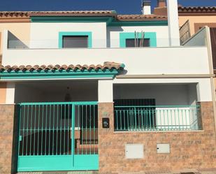 Vista exterior de Casa adosada en venda en La Victoria amb Aire condicionat, Calefacció i Terrassa