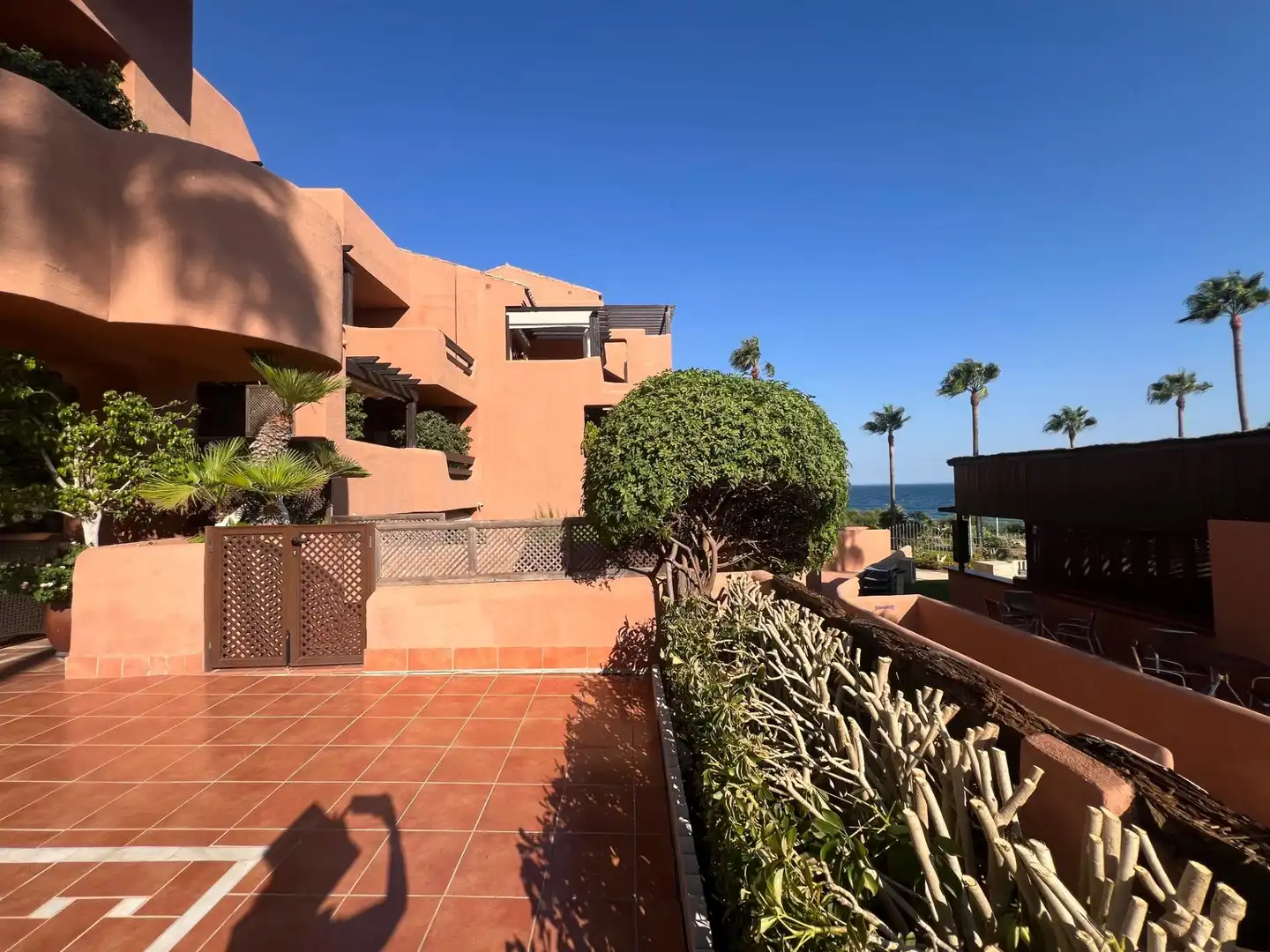 Außenansicht von Wohnung zum Verkauf in Estepona mit Klimaanlage, Privatgarten und Terrasse
