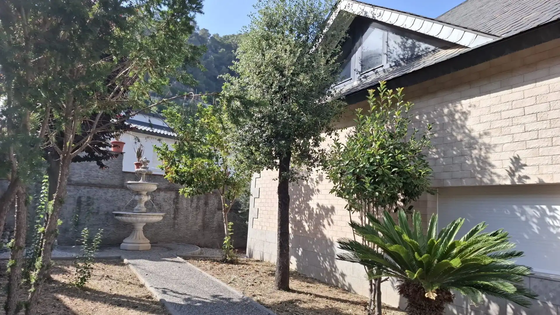 Vista exterior de Casa o xalet en venda en Vallirana amb Aire condicionat i Terrassa
