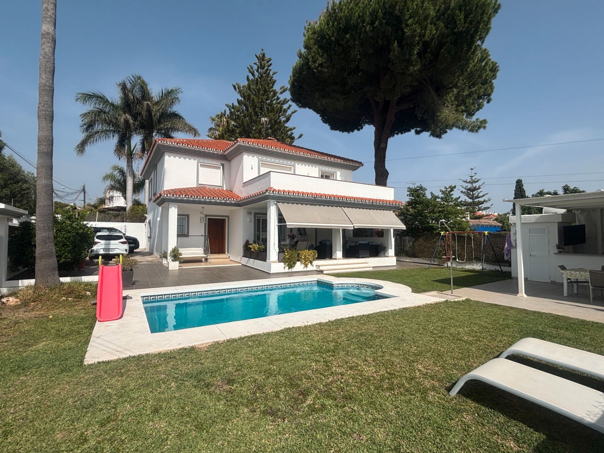 Vista exterior de Casa o xalet en venda en Marbella amb Aire condicionat, Calefacció i Jardí privat