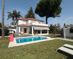 Vista exterior de Casa o xalet en venda en Marbella amb Aire condicionat, Calefacció i Jardí privat