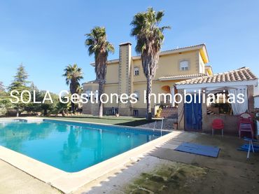 Chalet con balcón en venta en Torreperogil