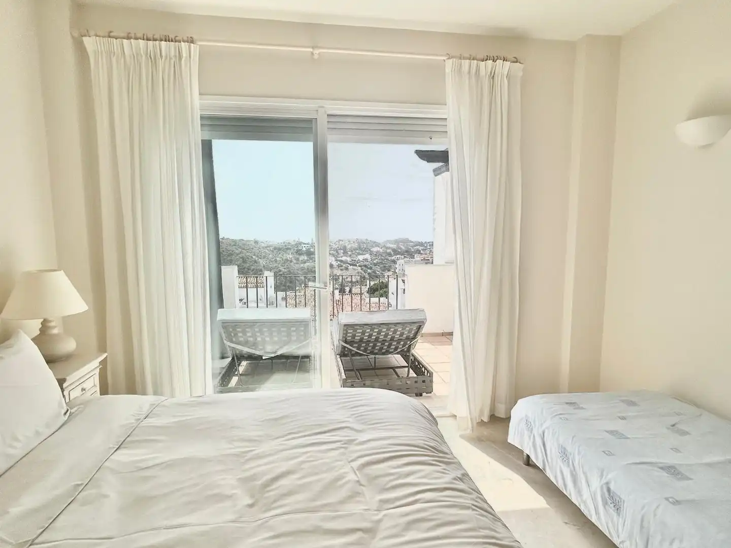 Schlafzimmer von Wohnungen zum Verkauf in Benahavís mit Klimaanlage, Terrasse und Abstellraum