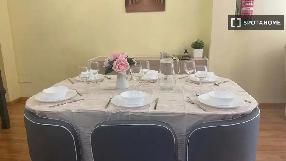 Comedor de Apartamento para compartir en Alcalá de Henares con Aire acondicionado, Terraza y Amueblado