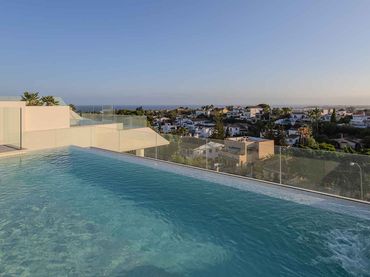 Casa aparellada amb piscina en venda a Nueva Andalucía