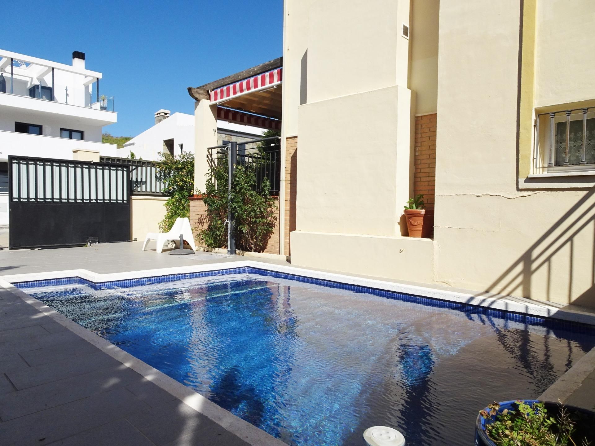 Piscina de Casa adosada en venda en Alhaurín de la Torre amb Aire condicionat, Jardí privat i Terrassa